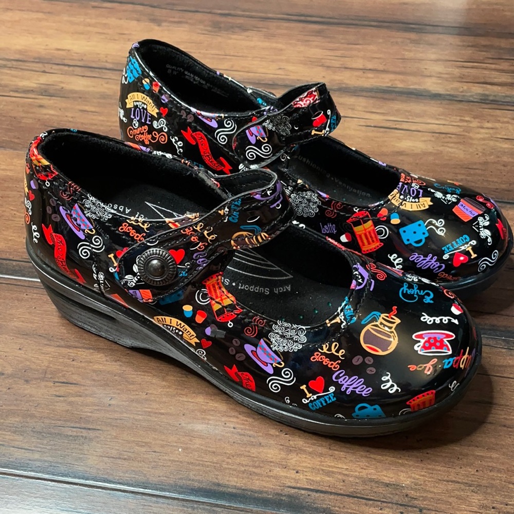 Easy works clogs size‎ 8 black with coffee mugs